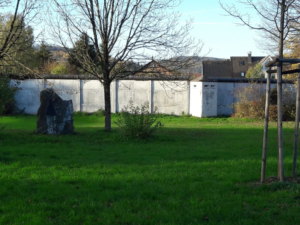 Mauer der Gedenkstätte Heinersdorf - Welitsch