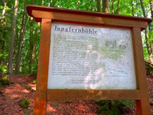 Infoschild bei der Jungfernhöhle